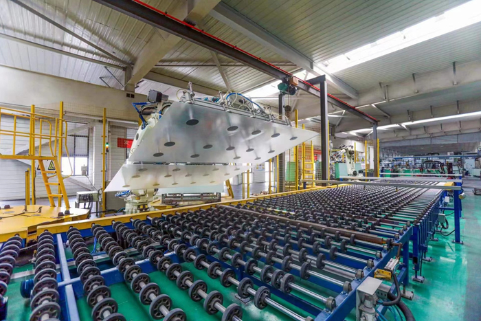 光伏新材料公司智能机器手臂精细化作业。 韩亚朝 摄