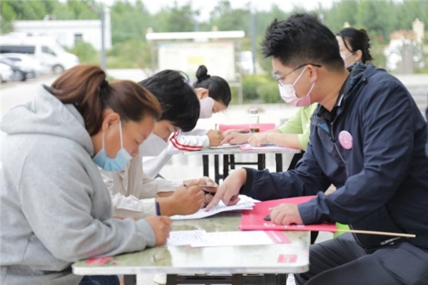 　　“粉红行动”现场义诊照片