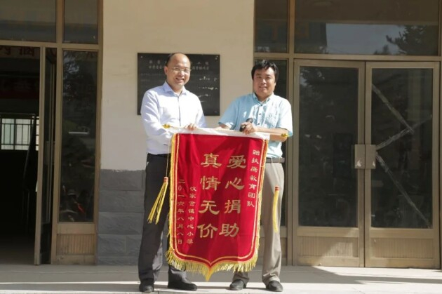 　　▲扶鹰长期致力于改善贫困山区落后的教育理念和教学设施