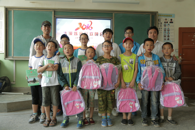 　　▲在扶鹰小学员心中种下乐善好施的种子