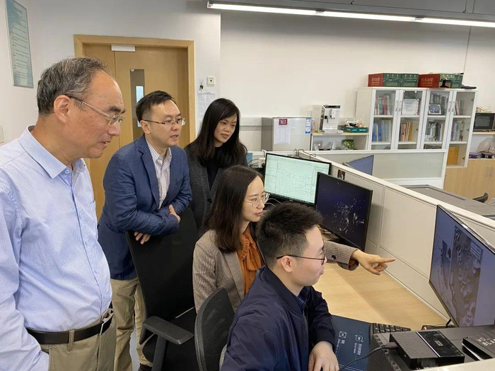 　　余柏蒗教授与团队成员讨论课题