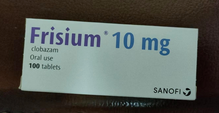 ↑9月22日，北京协和医院开出全国首张氯巴占处方，病友拿到合规的进口氯巴占片