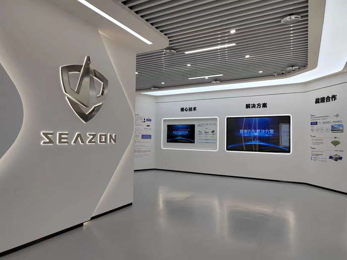 图为上海犀重公司产品介绍长廊。韩亚朝 摄