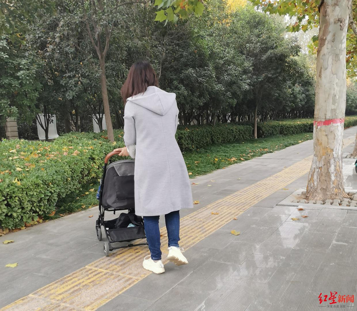 ↑河南中牟患儿母亲李芳