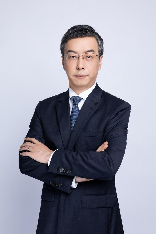 　　张江高科党委委员、副总经理、张江智荟董事长 黄俊