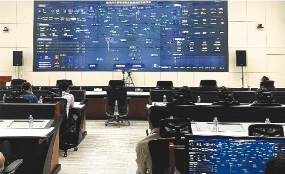        在盘锦市营商局智慧城市指挥大厅，党建引领智慧治理综合信息平台正在运行。本报记者　刘立杉　摄