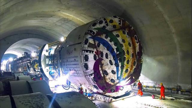 “彩云号”硬岩掘进机在高黎贡山隧道现场 受访者供图