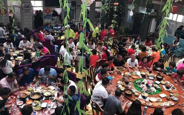 每逢节假日，王晓晶的小院里总是座无虚席。受访者供图