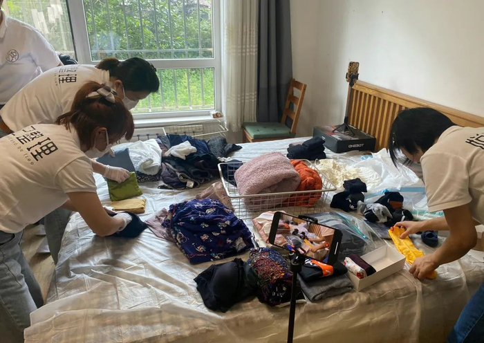 工作中的悦诗和团队成员 &nbsp;图源/悦诗