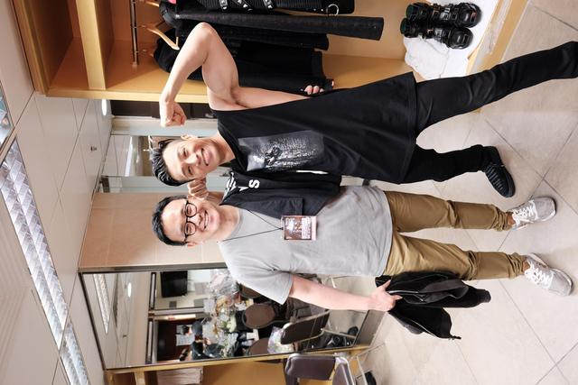 周柏豪与老板邹世龙（左）。  受访者供图