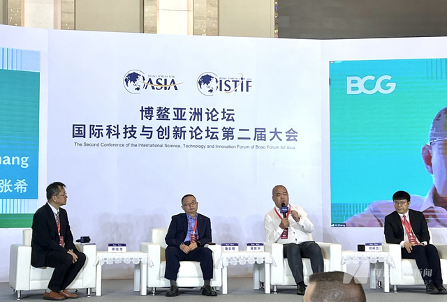 科大讯飞副总裁吴骏华（右二）。图片来源：每经记者王帆摄