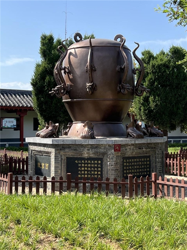 　　张衡博物馆“地动仪”模型