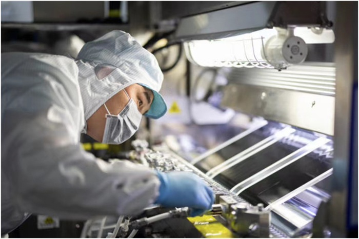 在车间工作的余志福