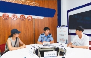        在大洼区大堡子村村民评理说事点，调解员为村民调解矛盾。张中平　摄