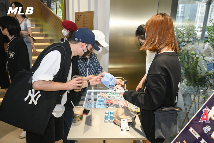 　　MLB品牌潮流旗舰店现场互动图