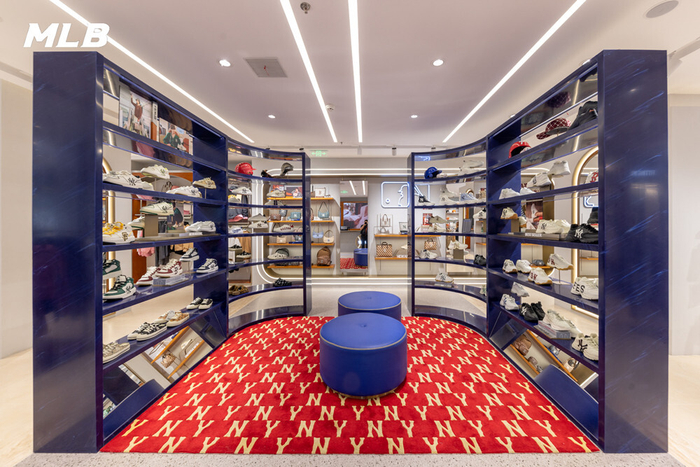 　　MLB品牌潮流旗舰店二楼潮鞋空间