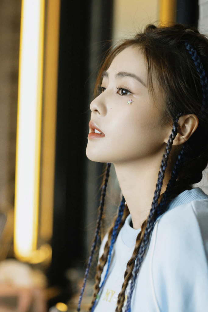 白鹿上海时装周pony秀场走秀 蓝色运动套装配拳击辫甜酷满分