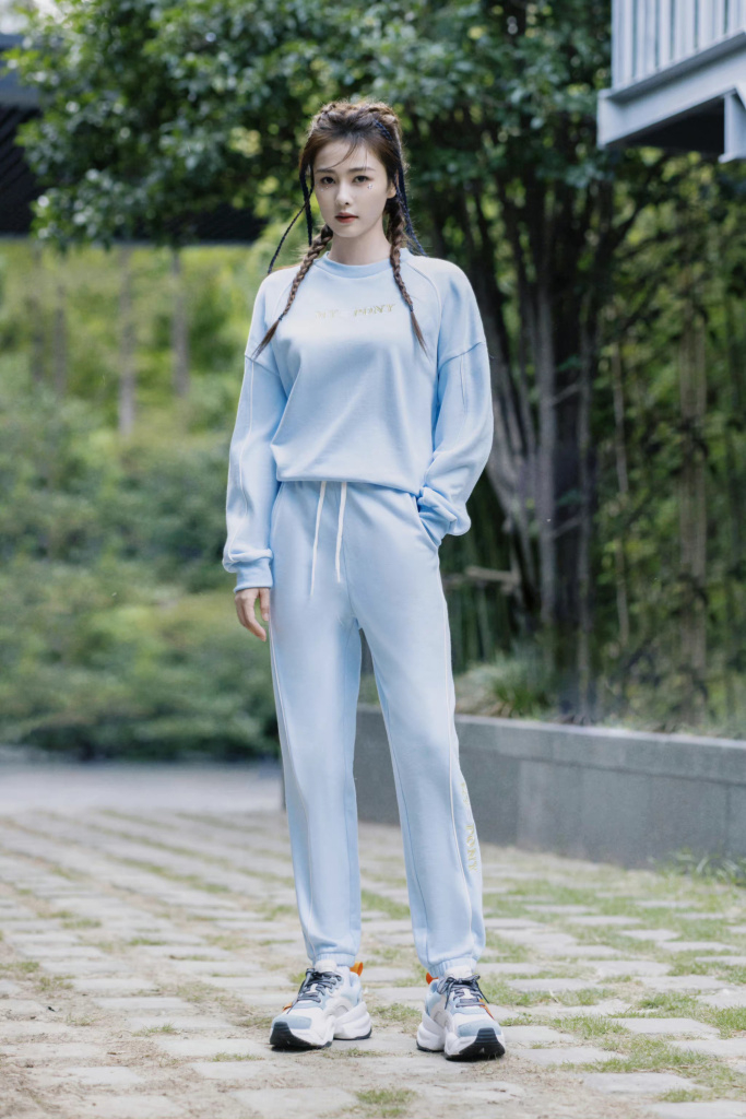 白鹿上海时装周pony秀场走秀 蓝色运动套装配拳击辫甜酷满分