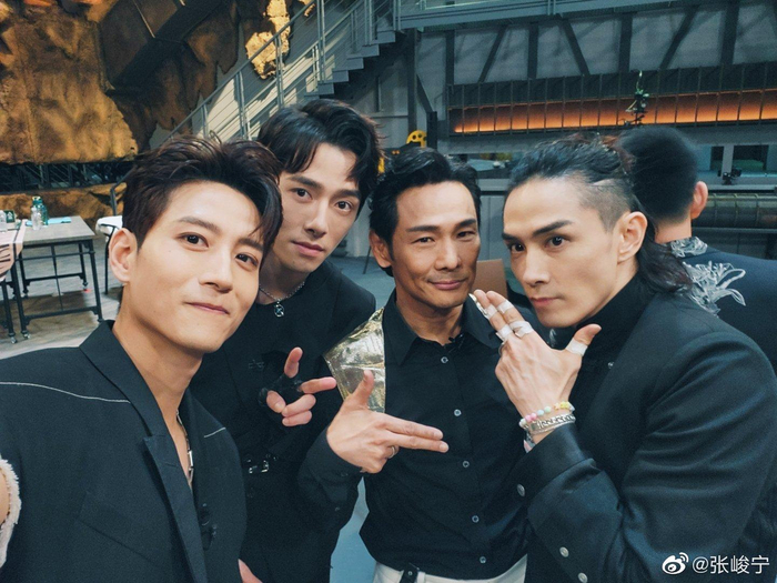 《披荆斩棘2》录制期间，除了老友李承铉（右一），张峻宁（左一）也结识了很多新朋友（左二：方逸伦、右二：杜德伟）。  