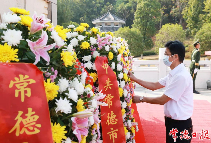 曹志强仔细整理花篮上的缎带。刘颂 摄