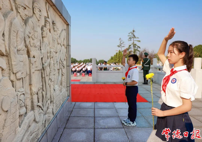 少先队员向常德烈士纪念碑敬礼。刘颂 摄