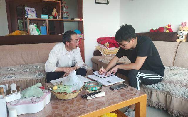 贾春帅（右一）在村民家做问卷调研。受访者供图