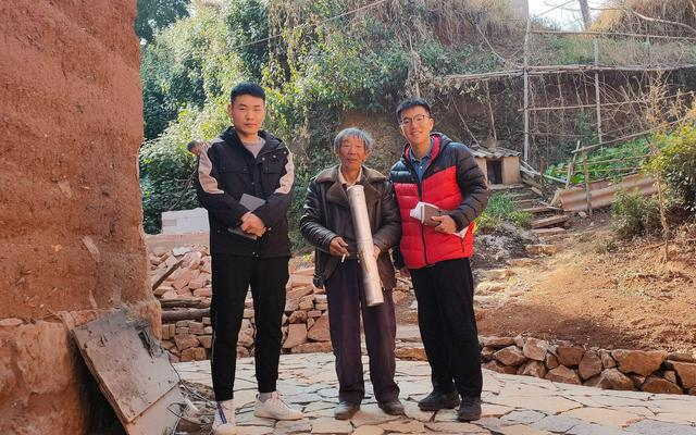 娄凯皓（右一）与博士生李航（左一）完成村民调查后的合影。受访者供图