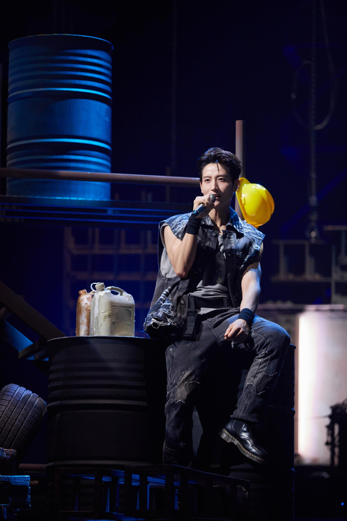 在《披荆斩棘2》的第一次公演舞台上，张峻宁挑战了闽南语歌曲。  受访者供图