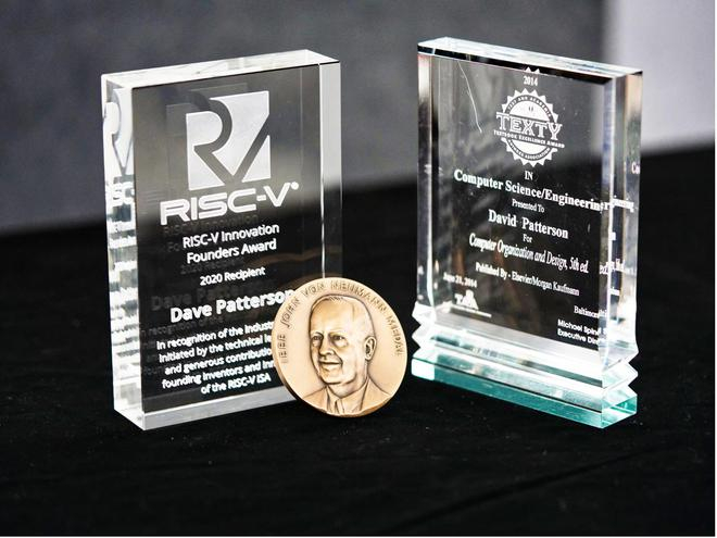 　　大卫·帕特森教授获得的部分荣誉奖杯