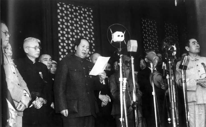 1949年10月1日，毛主席在天安门城楼宣告中华人民共和国成立。