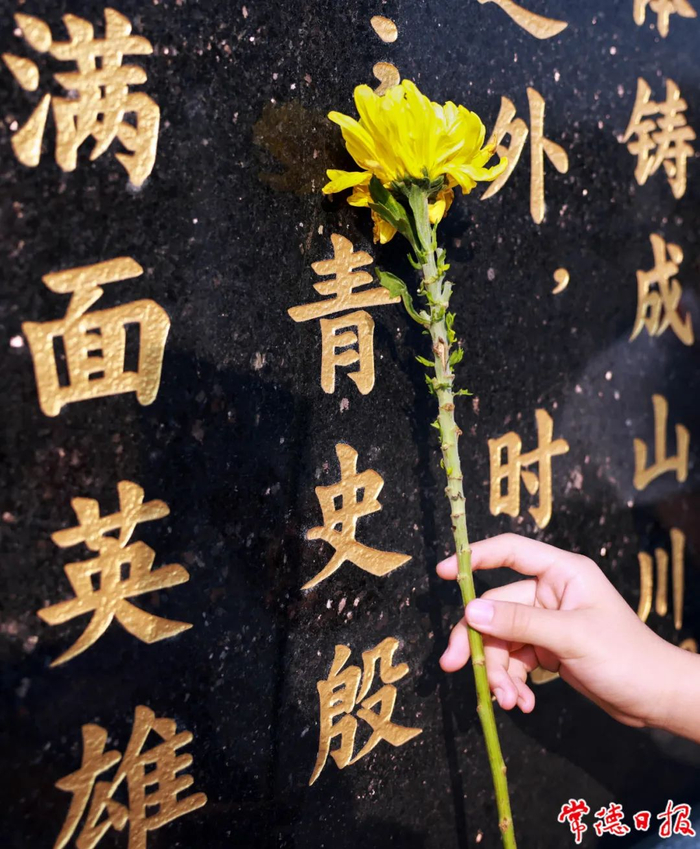 敬献鲜花。刘颂 摄