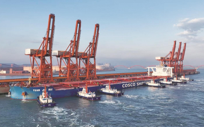 图为满载40万吨巴西铁矿石的“远津海”轮成功靠泊唐山港曹妃甸港区矿石码头。刘航 摄