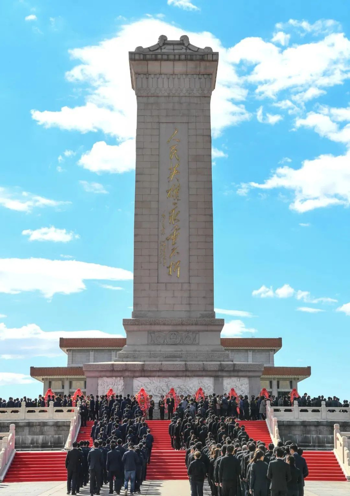 资料图：2018年9月30日，烈士纪念日向人民英雄敬献花篮仪式在北京天安门广场隆重举行。新华社记者 申宏 摄