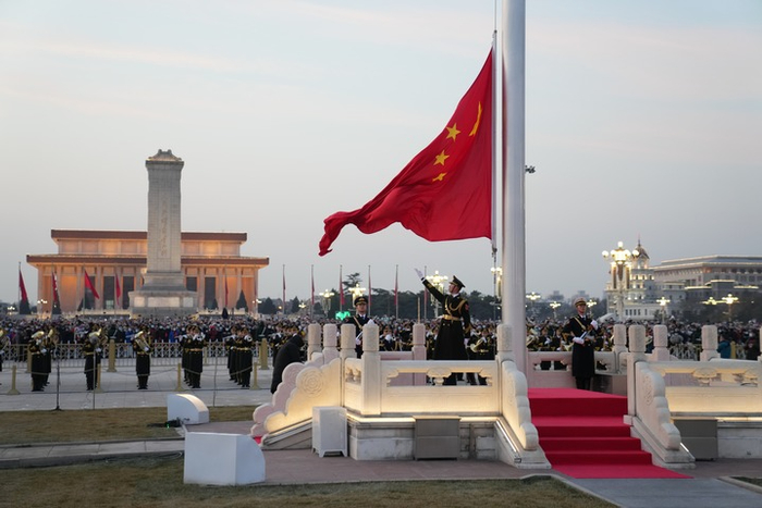 资料图：2022年1月1日晨，北京天安门广场举行隆重的升国旗仪式。新华社记者 鞠焕宗 摄
