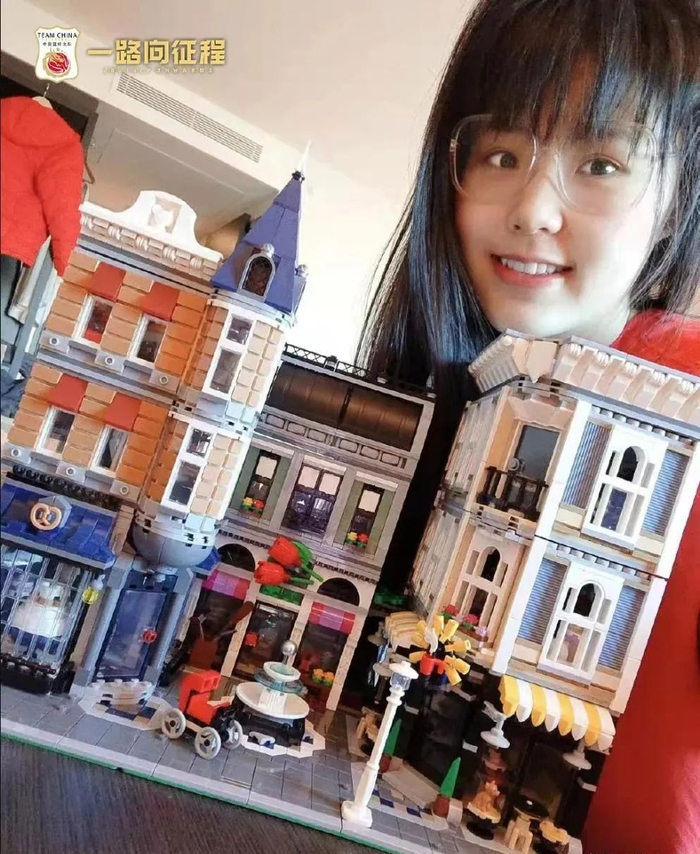 ·女篮队员展示自己的乐高作品。