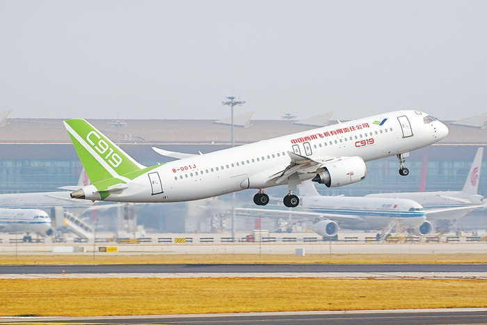 　　2022年9月30日，北京首都机场，C919飞机起飞。（图片来源：视觉中国）