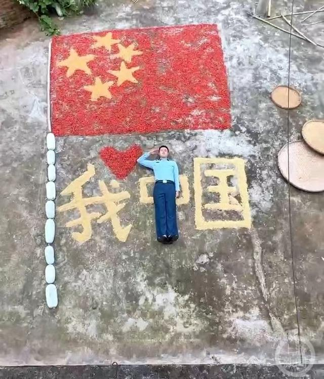 小何和农作物一起组成图案。   图片来源：受访者供图