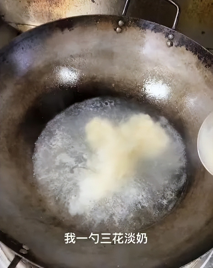 三花淡奶加入锅中变成“羊汤”。 图/视频截图