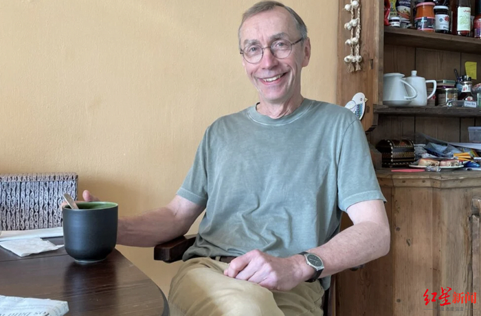 ↑得知自己获奖后的帕博