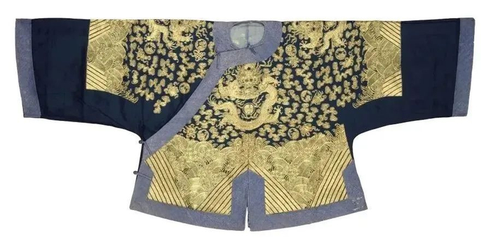 ▲清代石青色金丝织锦龙褂，身长70厘米，臂展155厘米，下摆宽74厘米，袖口宽32厘米，金、丝质，民族文化宫藏。