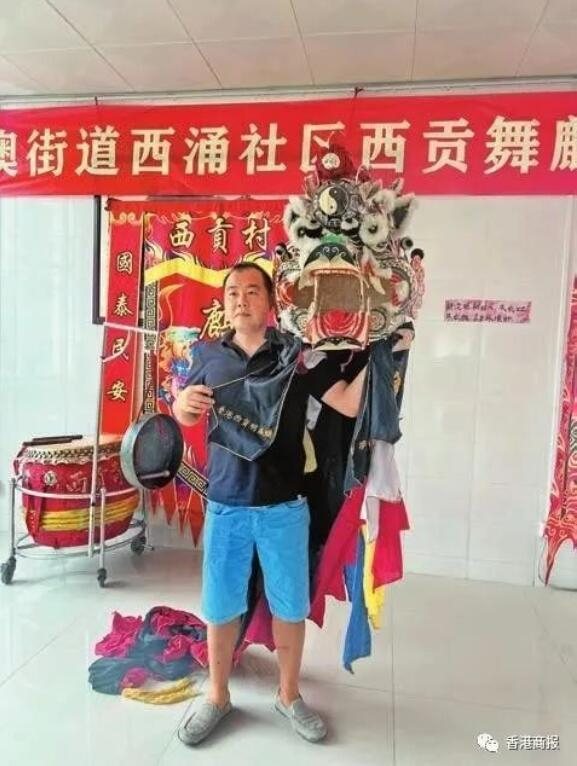 深圳西贡村民展示香港西贡友人赠送的麒麟。记者蔡易成 摄