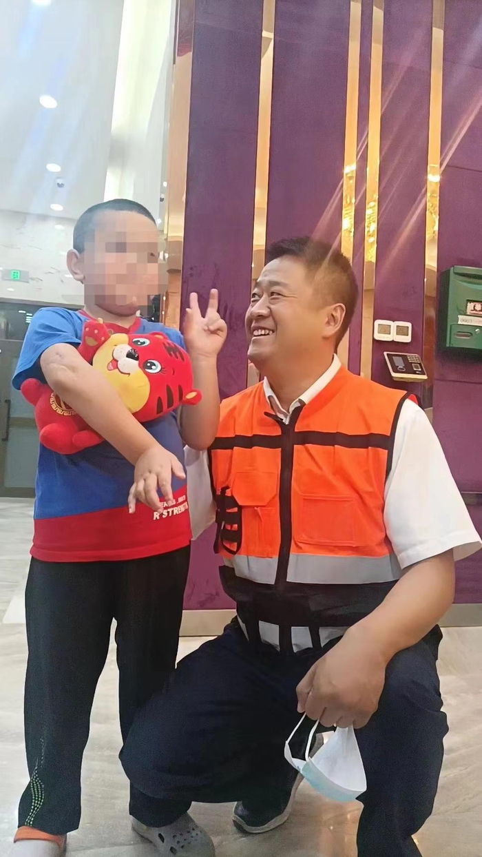 田炜和获得救治后的小麦。  受访者供图