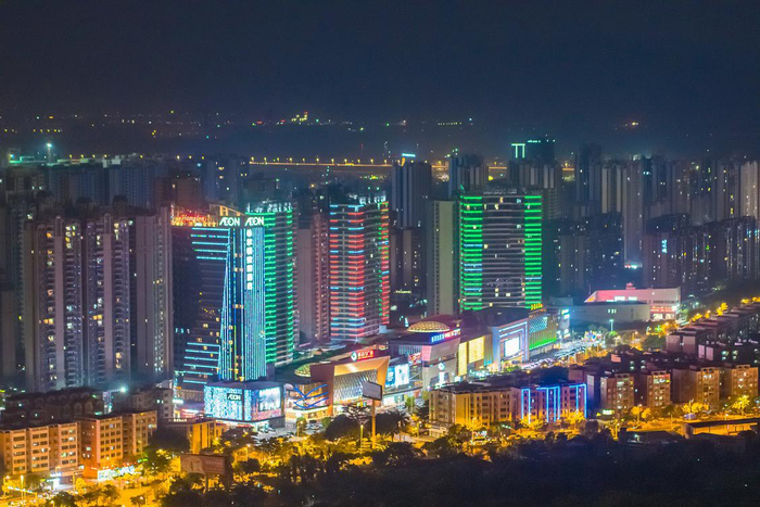 华灯初上，三水区西南街道新动力广场商场闪耀起耀眼的霓虹。佛山日报记者 王澍 摄