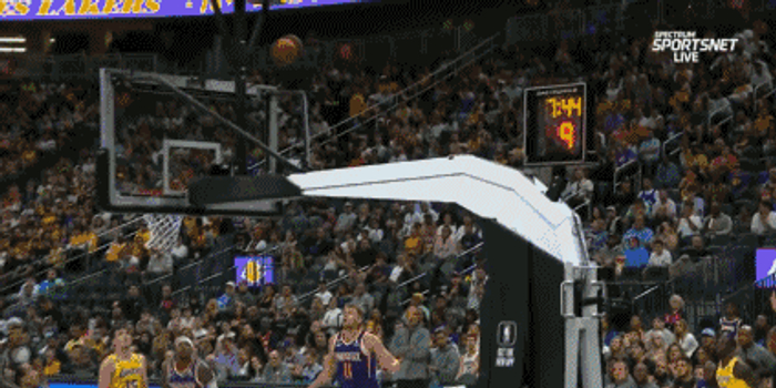 詹姆斯太阳闪耀赛场巅峰表现点燃全场激情