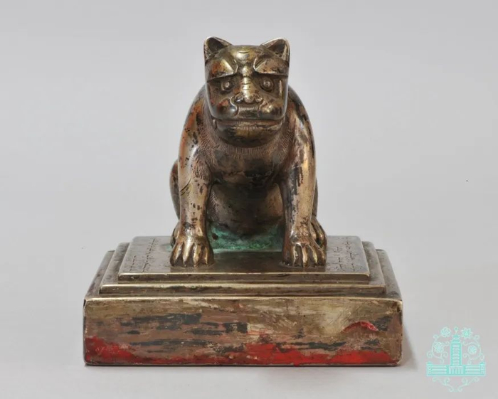 ▲翁牛特左翼札萨克银印，边长10.5厘米，厚2厘米，通高11厘米，银质。