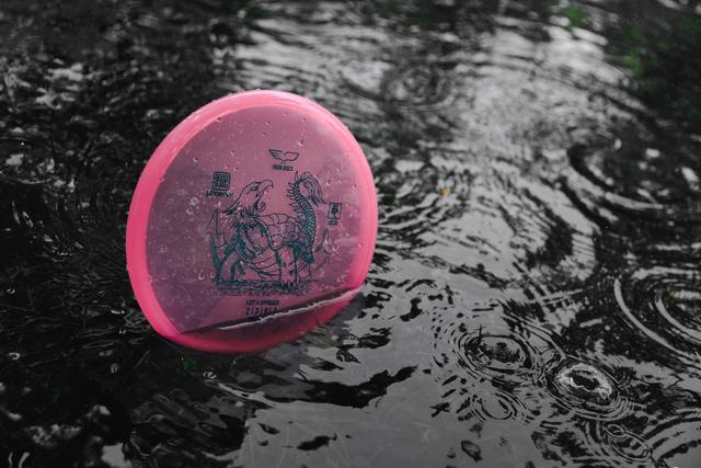 对掷准飞盘玩家来说，选择合适的盘很重要。  受访者供图