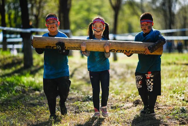 参赛选手合力搬运木桩。  主办方供图