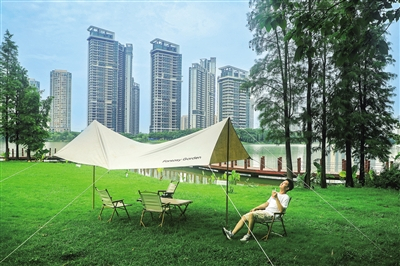 坐在湖滨草坪上享受“天幕咖啡”的惬意时光。 佛山日报记者 刘乙丁 摄
