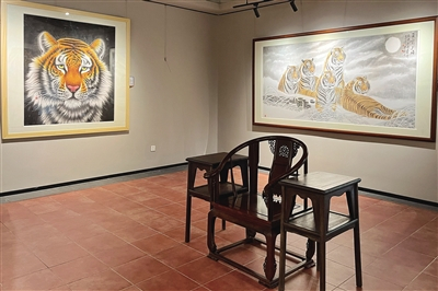 四季艺术汇藏有多幅中国当代虎画领域开拓者高伟的作品，组成了“老虎馆”。 佛山日报记者 王韬量 摄