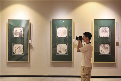 九洲观歌·中国团扇珍品展在四季艺术汇展出。佛山日报记者 刘乙丁 摄